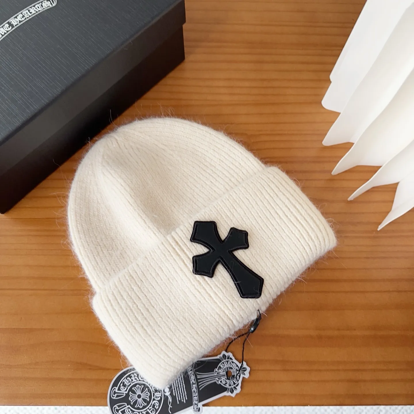 💰56 Crow Heart Angora Rabbit Fur Knitted Beanie for Autumn and Winter. This must be a favorite of minimalism. It is clean, neat, fashionable and versatile, and will definitely not be picky about your face shape! A fashionable classic that lasts forever! Fashionable black and white can be purchased together!